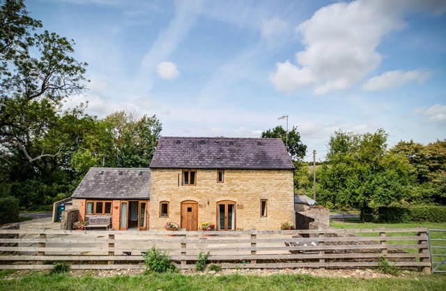 LITTLE BARN, pet friendly, with a garden in Chipping Norton