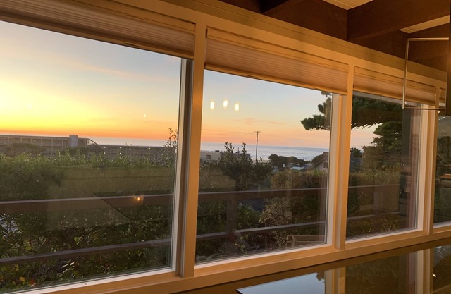 Little Beach Bungalow - just two blocks to beach! WIFI. Partial ocean views