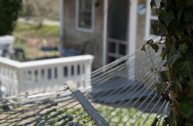 Little Dipper: charming 2 BR cottage close to conservation area and bay beaches