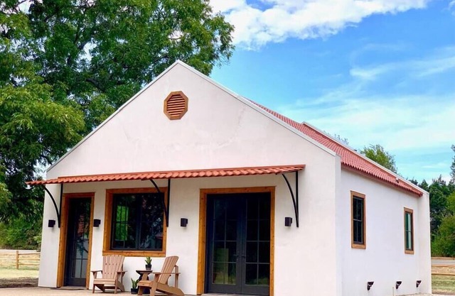 Little Dutch Cabin #101 | Pickleball | Soaker Tub
