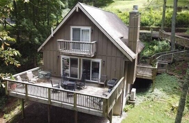 Little Fox Cabin - Wolf Laurel, Hot tub, 4 bdm, 2 bath, cozy mountain escape!