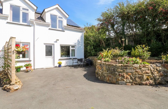 LITTLE FREESTONE, family friendly, country holiday cottage in Carew