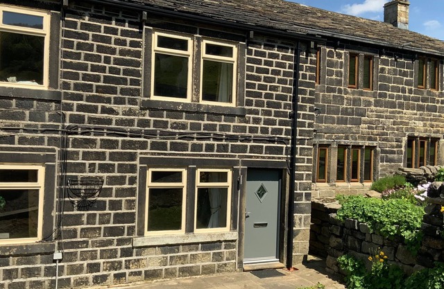 LITTLE HOLLIN HEY, pet friendly, with open fire in Mytholmroyd