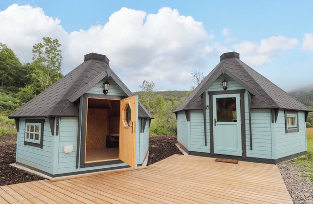 LITTLE LUXE LODGES 2, romantic, with a garden in Kyle Of Lochalsh