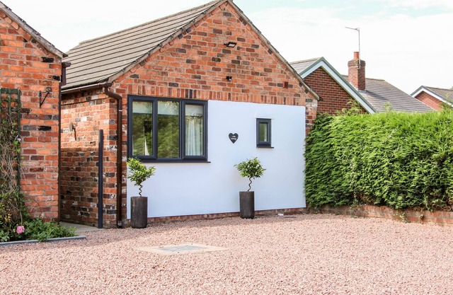 LITTLE OAKLEIGH, romantic, with a garden in Four Crosses