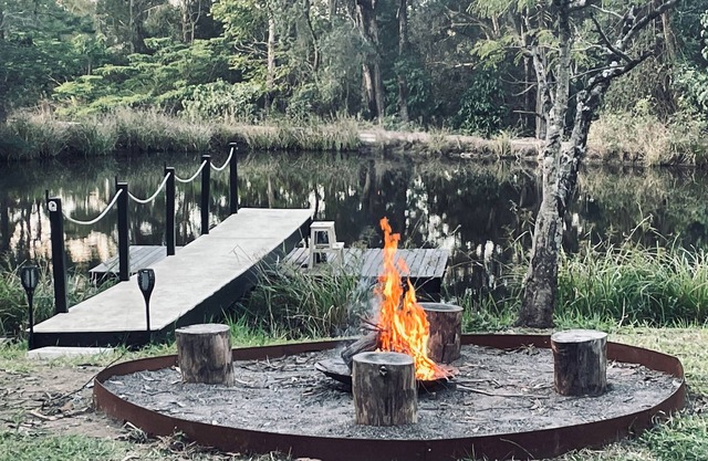 Little Olive Eco Cabin on a Private Dam. Perfect for a Relaxing Weekend Away!