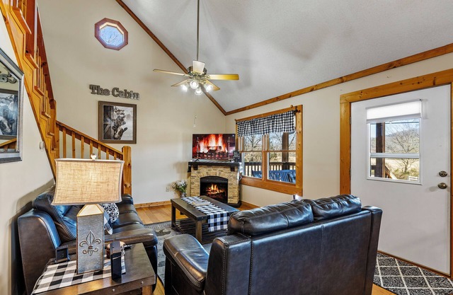 Little Ponderosa Farmhouse Cabin, FP, Hot tub, Arcade, Trails, Fishing, near UTK
