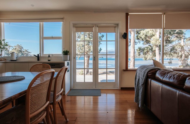 Little Possum Shack ~ waterfront cottage