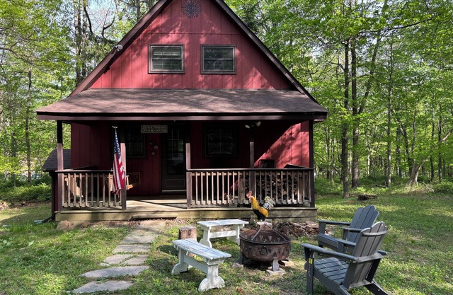 Little Red Cabin in Coolfont Mountainside Community, Berkeley Springs, WV