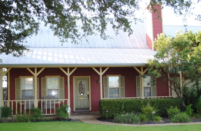 Live like a local -walking distance from Historic Gruene