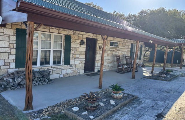 Live Oak Cabin - a charming 2-bedroom cabin at a ranch in Lampasas, Texas