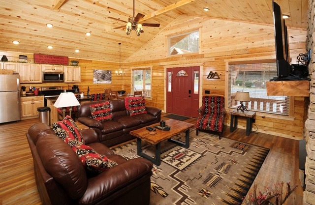 Livin' Good - Mountain Views & a Hot Tub