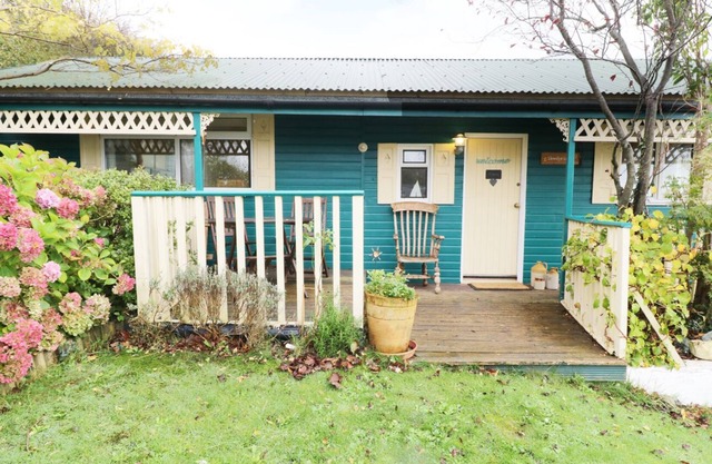 LLEWELYN LODGE, with a garden in Aberystwyth