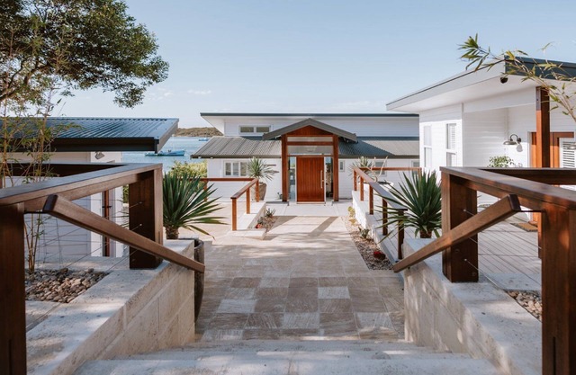 Lobster Pot with studio is luxurious - offers the complete Coffin Bay Experience - View, Position and Jetty for fishing.