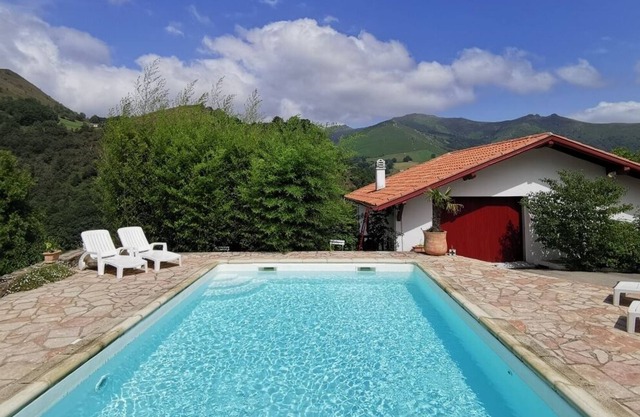 Loc charm with swimming pool in Bidarray - Netherlands basqueMaison character