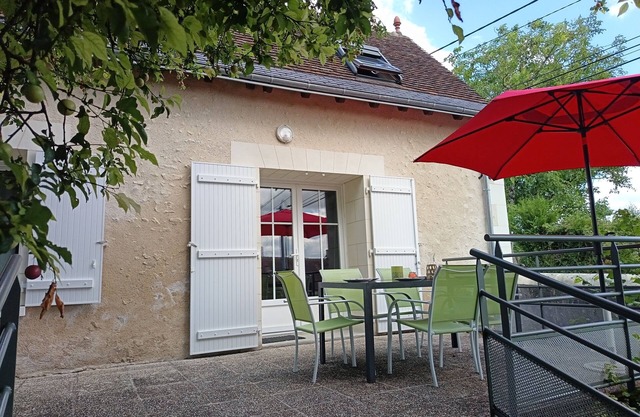 located between Amboise and Chenonceau and close to the Loire Valley vineyards