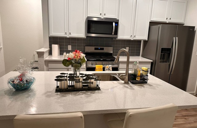 Located close to city and mountains- 2-BR townhome with WiFi and AC