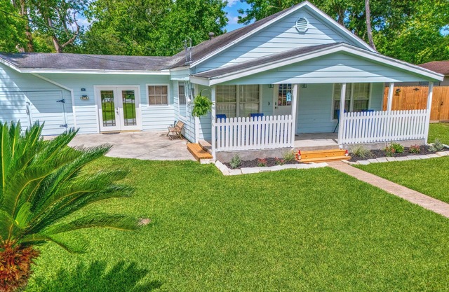 Located in historic League City, walkable to shops & food