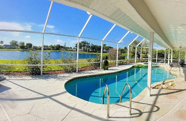 Located near downtown, restaurants and the beach !