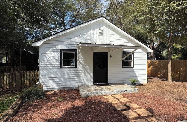 Located near UGA, Normaltown, & Downtown Athens. Charming 2-bed cottage w/AC.