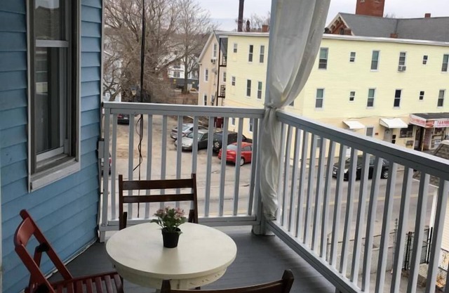 location location .04 mile city center 5Br/1 Full Baths, wifi, Netflx-freePARK