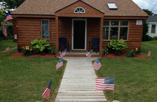 LOCATION! LOCATION! LOCATION! 2 Bedroom, 1 Bathroom Cottage