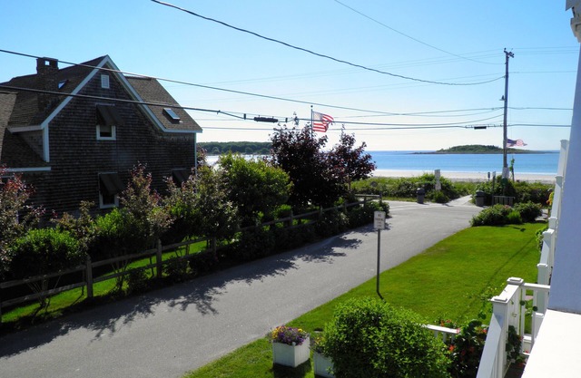 LOCATION! LOCATION! 3 Bedroom Cottage Directly Across from Beach-6 bed potential
