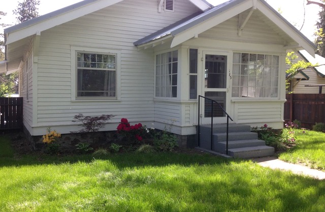 LOCATION: quiet and central! Cottage In The Heart Of Historic Downtown Bend!