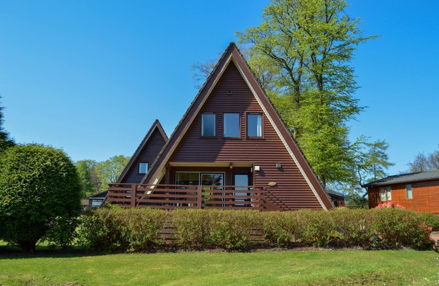 Loch view location in Holiday park, sleeps 4 persons, off road parking, free Wi-Fi