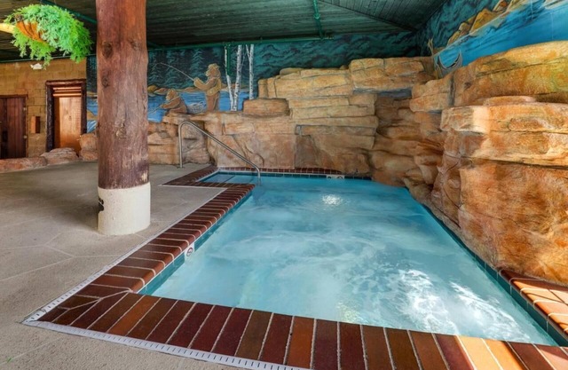 Lodge-like Stay! Cozy & Historic Themed Inn, Pool, Downtown Galena