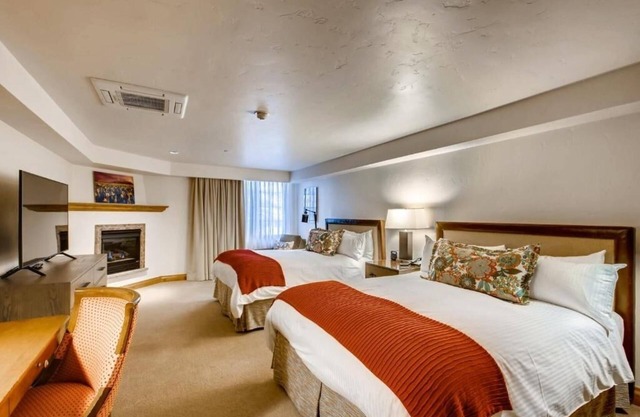 Lodge-style Stay w/Fireplace, Heated bathroom flooring & Vail Village Views
