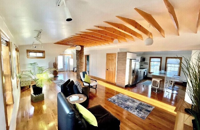Loft with inspiring view, modern design near grocery store, restaurants.