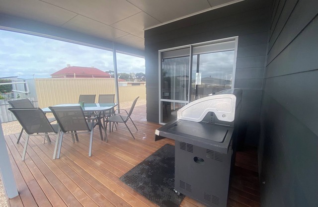 Lofty's Shack - Modern 3 bedroom, Free WiFi!, Off peak special!