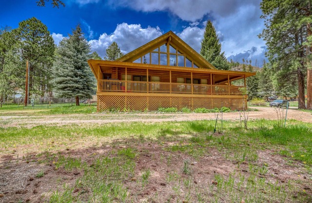 Log cabin at Vallectio lake with wrap around porch!
