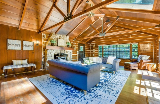 Log-Cabin Home Retreat - Walk to Restaurants, Trails, Hiking & Biking