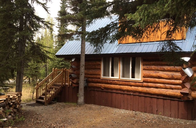 Log Cabin W Bedroom Loft, Seperate private Bath House and Boat House