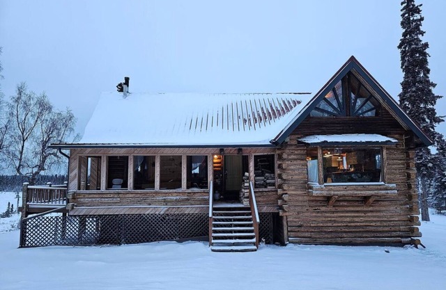 Log Cabin with Mountains and Lake View, enjoy relaxing in the hot tub