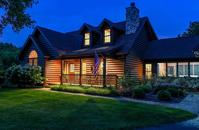 Log Home Luxury, Comfort Defined/Moonbeam Views!