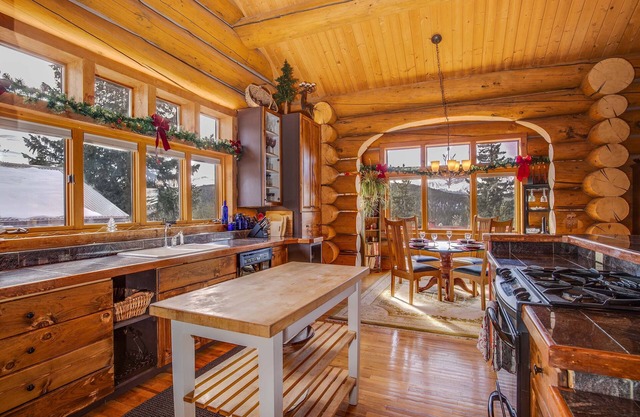 Log View Lodge Dog FriendlyUnobstructed Views From Every Room Private Hot Tub