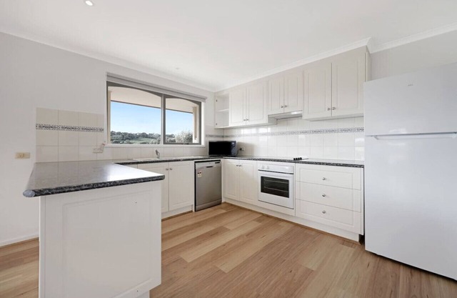 Logans Beach Apartments - Greenviews