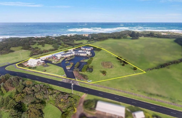 Logans Beach Apartments - BeachHouse
