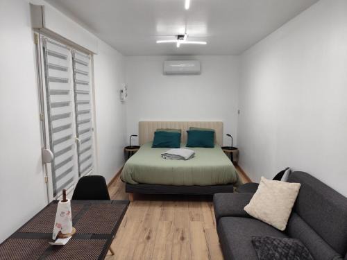 Logement indépendant avec parking privé , clim , smart tv idéal déplacement pour pro ou vacances