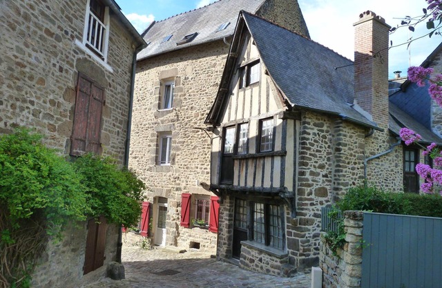 Logis Located in the port of Dinan: walking, canoeing, sea relaxing