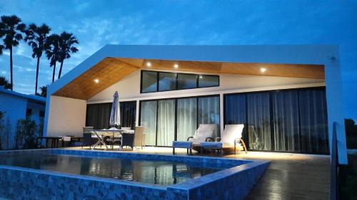 Lom Lay Beach Front Pool Villa Chaam, Huahin