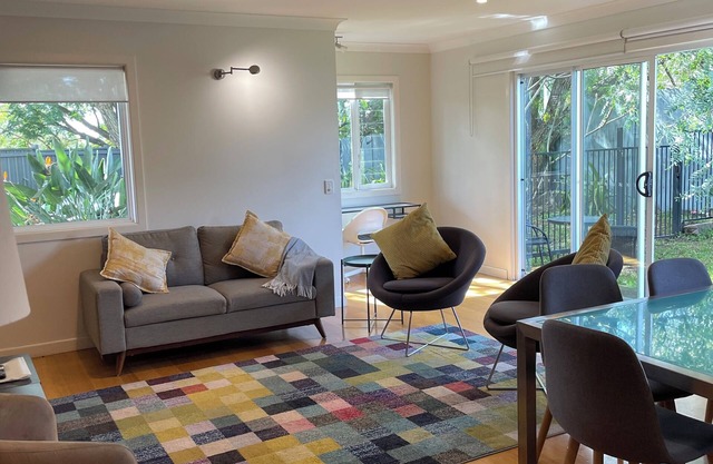 Lone Pine Retreat - Bright, airy spaces, full kitchen, kids & pets welcome!