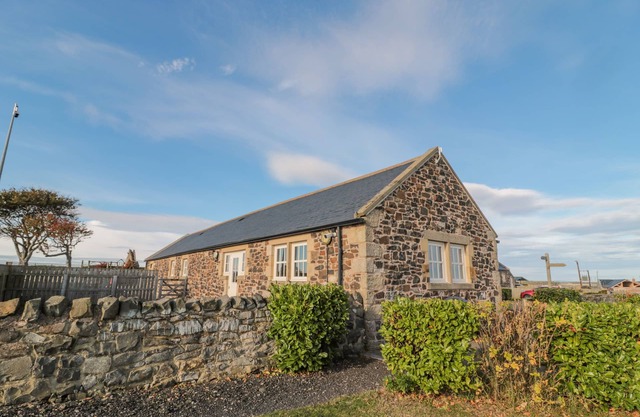 LONG CART COTTAGE, family friendly, with pool in Embleton