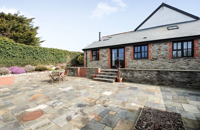 Long Linhay is a spacious cottage for 2 with sea views & private, sunny patio.