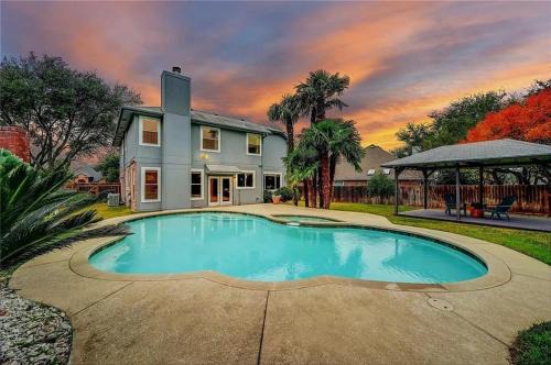 Longhorn Escape w/Pool by StayLage