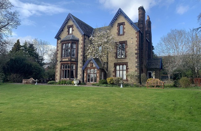 LONSDALE VILLA RETREAT, pet friendly, with hot tub in Penrith
