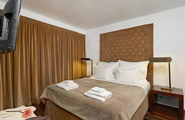 Look No Further! Comfortable 1BR Apartment with Kitchen, Pools, Free Parking!